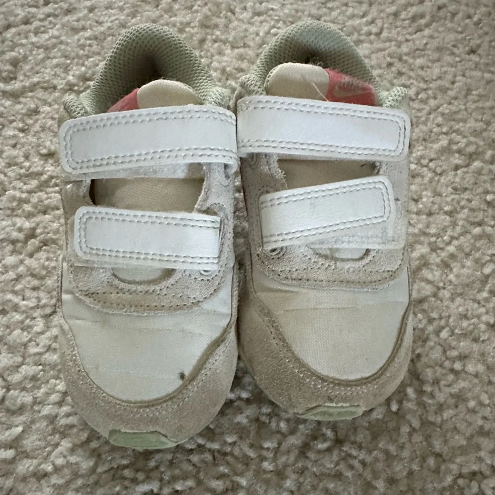 Nike Little Girls (Toddler)  Hook-and-Loop Sneakers